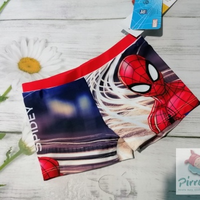 Cuecas boxer infantis Homem-Aranha com elástico vermelho e estampa colorida, sobre superfície decorada com flores