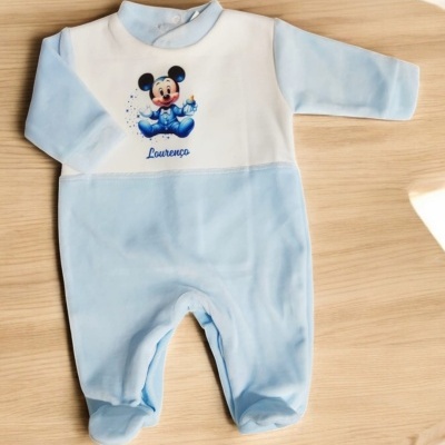 Macacão de bebé azul claro e branco com imagem do Mickey Mouse e texto Lourenço