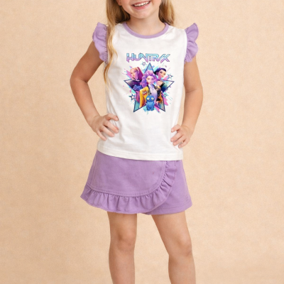 Menina com camisola branca e roxa com estampado HUNTRX e saia roxa com folhos numa pose sorridente.