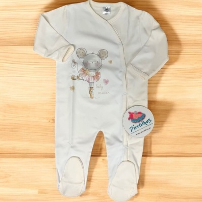 Macacão de bebé branco com estampa de ratinha bailarina e etiqueta redonda da marca Piraínhos em fundo de madeira clara