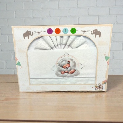 Conjunto de roupa de bebé branca com estampa de ursinho e embalagem decorativa colorida