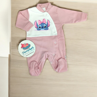 Macacão de bebé rosa e branco com estampado do personagem Stitch e etiqueta da marca Pirrilhos
