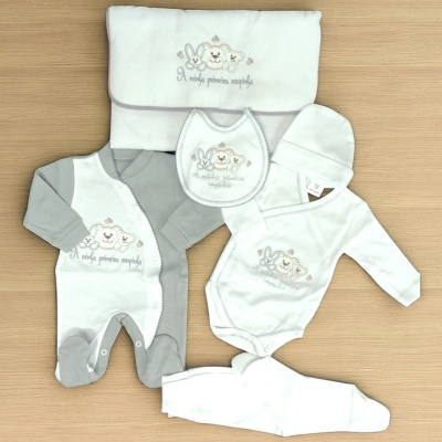 Conjunto de roupa de bebé branco e cinzento com bordados de coelho e urso