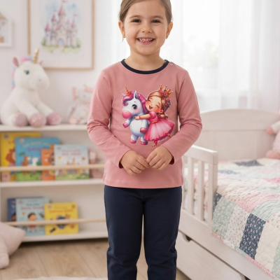 Camisola rosa com estampa de menina princesa e unicórnio e calças azul escuro em quarto infantil