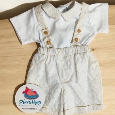 Conjunto de roupa infantil branco cru com alças e etiqueta da marca Pirralhos