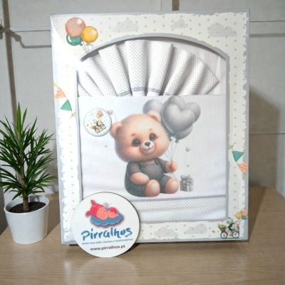 Conjunto de roupa para bebé com desenho de ursinho e balões dentro de embalagem decorativa