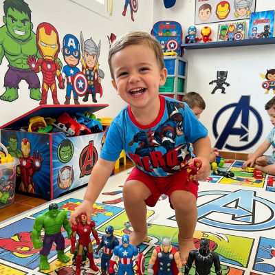 Quarto infantil tematizado Avengers com várias figuras de ação e decoração colorida