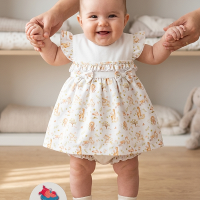 Vestido branco para bebé com estampado de animais e árvores bege, com folhos nas mangas e laço no peito
