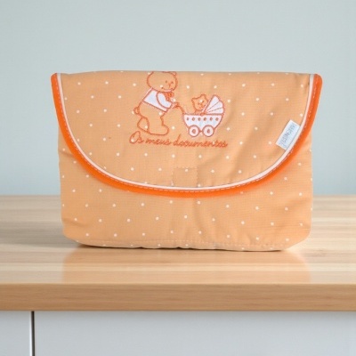 Bolsa organizadora de documentos para bebé cor de pêssego com bolinhas brancas e bordado de ursinhos e texto