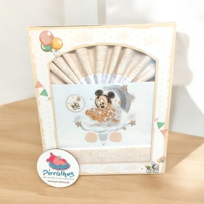 Fralda decorativa para bebé com estampa de Mickey Mouse em caixa de embalagem bege e branca.