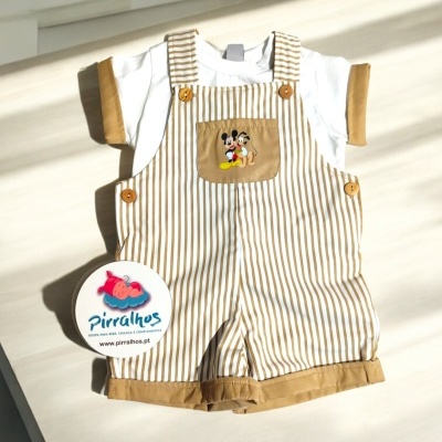 Macacão bebé às riscas com bolso frontal e t-shirt branca