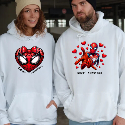 Duas pessoas com sweatshirts brancas com desenhos do Homem-Aranha e texto super namorada e super namorado