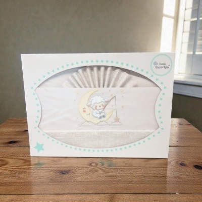 Caixa com jogo de cama para bebé bege com bordado de cordeiro na lua