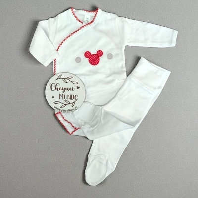 Conjunto de bébé branco com bordado vermelho e aplicação de rato