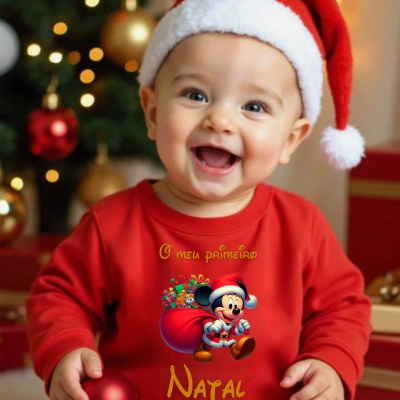 Bebé sorridente com roupa de Natal vermelha e gorro de Pai Natal