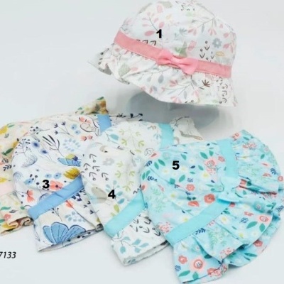 Cinco chapéus de tecido para bebé com padrões florais e laços coloridos