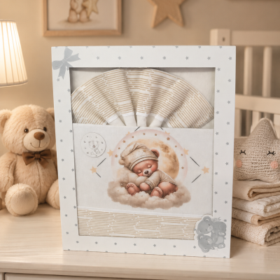 Conjunto de roupa de bebé em caixa decorativa com desenho de ursinho adormecido