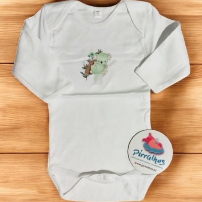 Body de bebé branco com estampa de coala e etiqueta redonda da marca