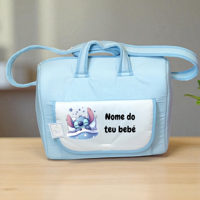 Mala de maternidade azul clara com bolso branco e personagem animado a dormir