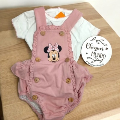 Conjunto de bebé com body branco e jardineira rosa com Minnie Mouse