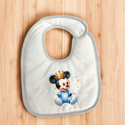 Babete branco com ilustração de rato bebé com coroa e estrelas.