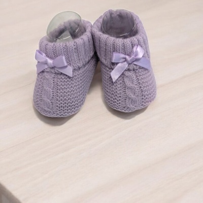 Sapatinhos de bebé lilás em malha com laço