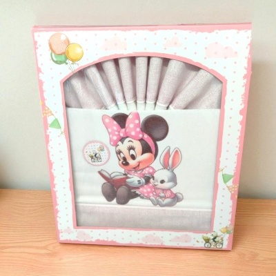 Fato de berço ou roupa de cama para bebé com aplicação da Minnie Mouse e coelho, embalado em caixa rosa decorativa.