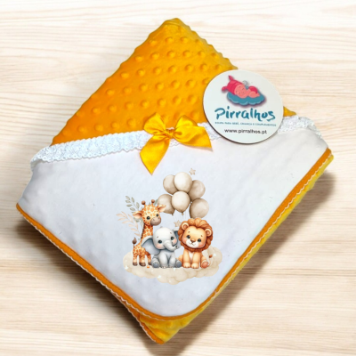 Manta de bebé amarelo e branco com ilustração de animais e etiqueta Pirralhos