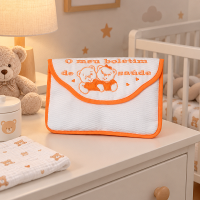 Necessaire branca com bordas laranja e bordado de dois ursos e texto