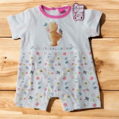 Macacão curto para bebé branco com gola rosa e estampado de ursinho e flores