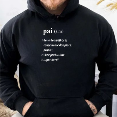 Sweatshirt preta com texto branco sobre 'pai' usada por homem sentado.