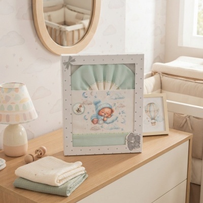 Embalagem de tecido para bebé com estampa de criança a dormir, num quarto decorado com candeeiro, espelho oval e móbile.
