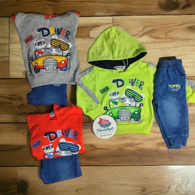 Conjuntos infantis coloridos com estampado de carro e texto DRIVER