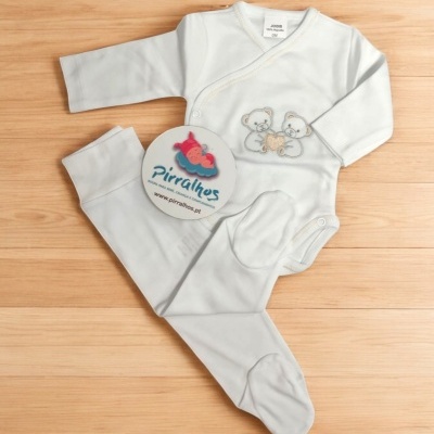 Conjunto branco de roupa de bebé com ursinhos bordados