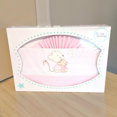 Conjunto de roupa de bebé rosa com bordado de ratinhos numa caixa com estrelas azuis.