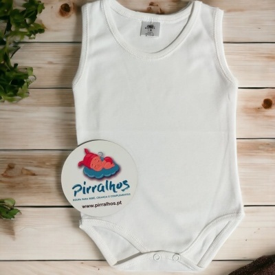 Body branco simples para bebé com fecho molas, sobre madeira clara e plantas verdes