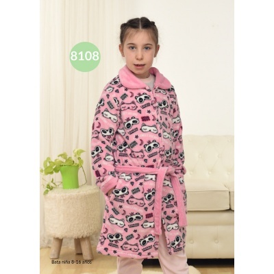 Robe infantil rosa com estampas de pandas e flores, com cinto, em ambiente interior