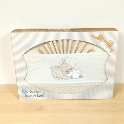 Conjunto de tecido para bebé bege e branco com bordado de urso e coelho