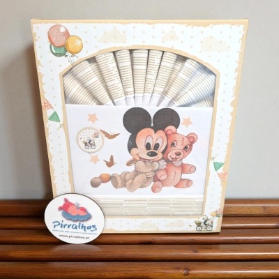 Conjunto de fraldas com estampa infantil em caixa decorada com balões