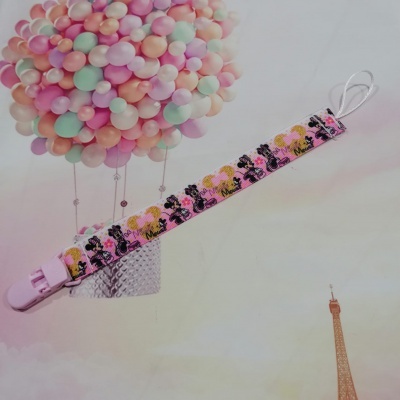 Fita para chupeta com padrão de Mickey Mouse e Minnie, fundo com balões coloridos e Torre Eiffel.