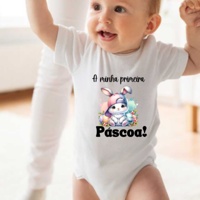 Body branco para bebé com estampa de coelho e texto 'A minha primeira Páscoa!'.