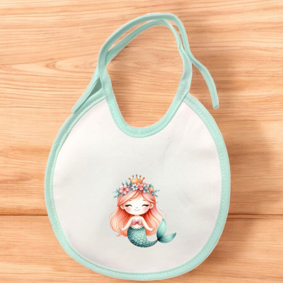 Babete branco com bordas azul claro e ilustração de sereia, sobre madeira clara