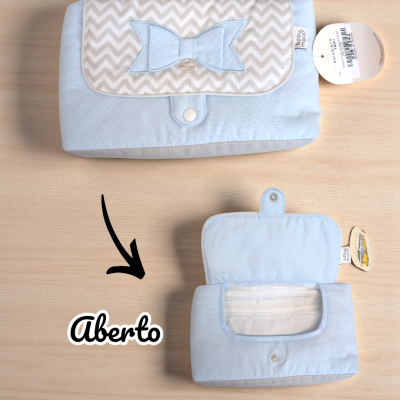 Mala porta-fraldas azul clara com laço e padrão zigzag