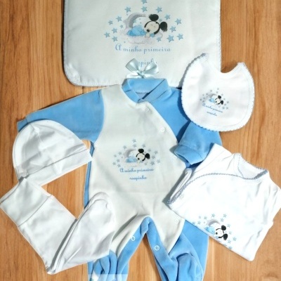 Conjunto de roupa de bebé azul e branca com bordados de ursinho e texto em português