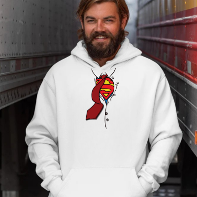 Homem com sweatshirt branca com ilustração de super-homem