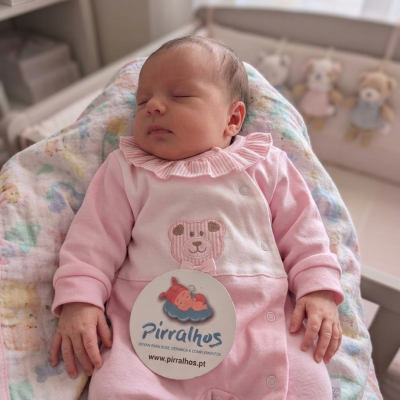 Fato de bebé rosa com bordado de urso e etiqueta da marca Pirralhos