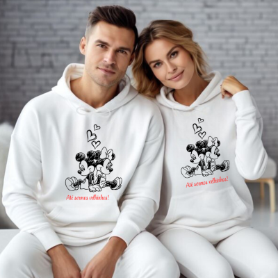 Casal veste conjuntos brancos com estampa de ratos animados e texto vermelho