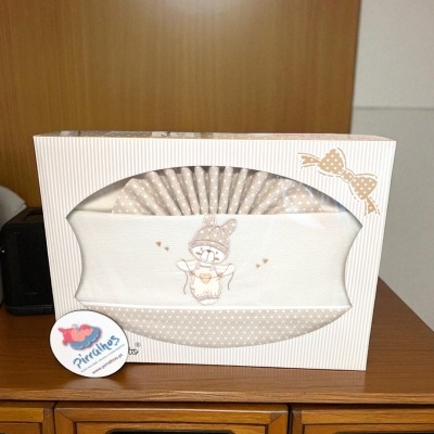 Conjunto de roupa de bebé com bordado de pinguim, em caixa branca com janela