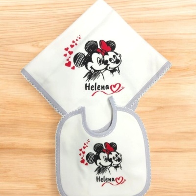 Babete e toalhita com estampas de Mickey e Minnie Mouse e nome Helena em branco e cinzento