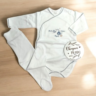 Conjunto branco para bebé com body e pés fechados, bordado de cavalo e etiqueta redonda